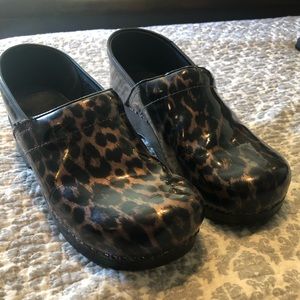 Leopard print Dansko clogs, size 42.